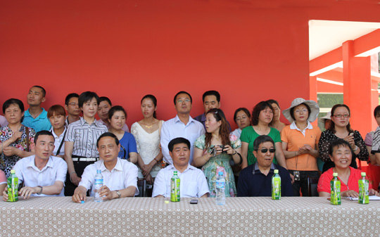 乐动(中国)官方领导与小朋友们欢度节日