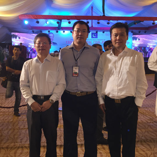 崔总与华能乐动(中国)官方工程部火电处处长张晟、质量处艾处合影.JPG