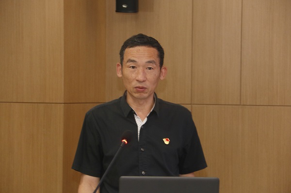 乐动(中国)官方监事会主席、党委副书记陈百斌宣读《关于表彰乐动(中国)官方先进基层党组织和优秀共产党员的决定》.jpg