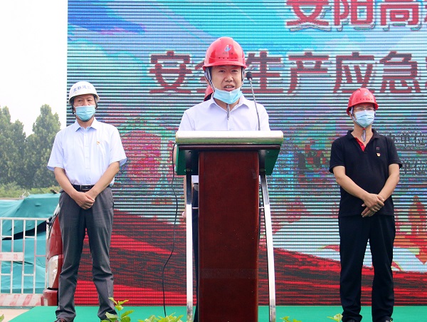 乐动(中国)官方副总经理闫龙广代表公司作先进典型发言.JPG