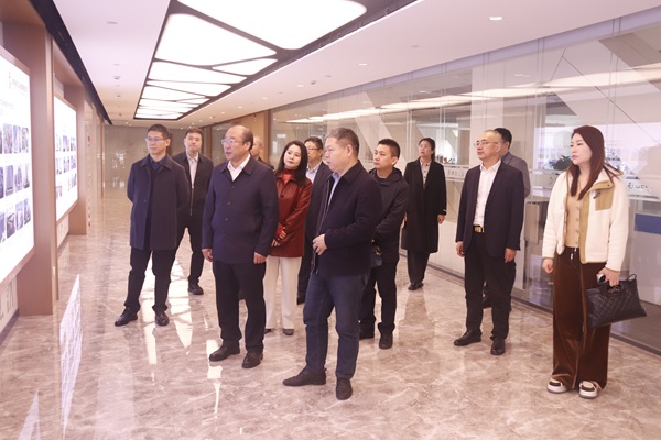 乐动(中国)官方董事长祝建明陪同孙秘书长一行参观企业文化长廊.jpg